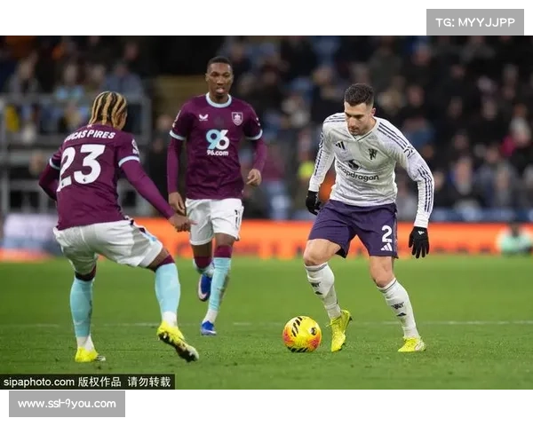 伯恩利2-2曼联，舍什科双响难助新帅弗莱彻取得开门红